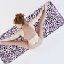 Esterilla ecológica de látex y microfibra · With Every Atom · Leopardo rosa